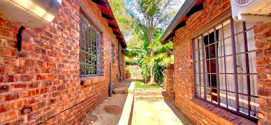 5 Bedroom Property for Sale in Langenhovenpark Free State